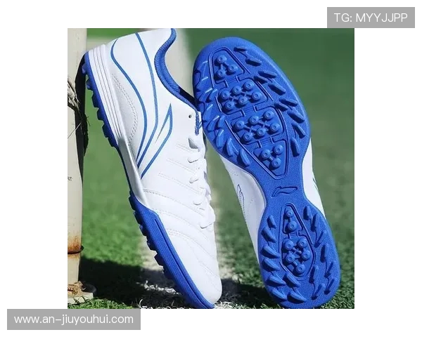 踢足球的足球鞋款式繁多在不同场地条件下如何挑选最合适的一双呢